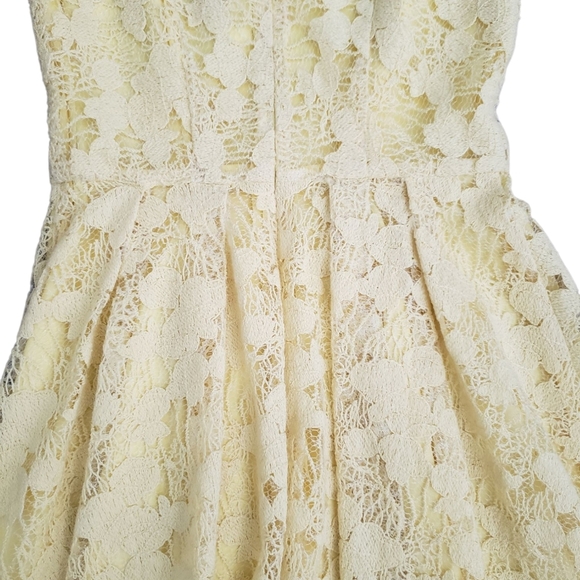 Betsey Johnson Pale Yellow Lace Dress Size 2 - Picture 5 of 7